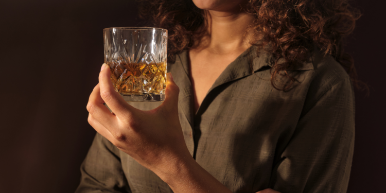 Estudo revela aumento do consumo excessivo de álcool entre mulheres nas capitais brasileiras, passando de 9,2% para 15,7% em uma década. Colcha de Retalhos oferece apoio especializado.