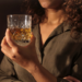Estudo revela aumento do consumo excessivo de álcool entre mulheres nas capitais brasileiras, passando de 9,2% para 15,7% em uma década. Colcha de Retalhos oferece apoio especializado.
