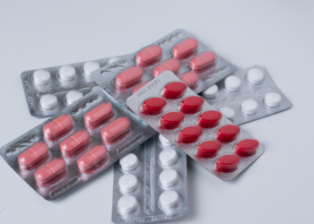 Anvisa autoriza médicos e instituições a imprimirem receituários de medicamentos controlados. Numeração oficial continua obrigatória e nova plataforma digital deve ser lançada até junho.