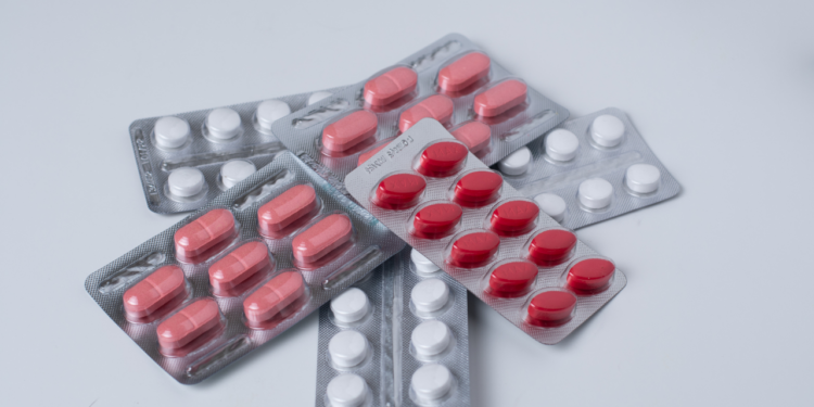Anvisa autoriza médicos e instituições a imprimirem receituários de medicamentos controlados. Numeração oficial continua obrigatória e nova plataforma digital deve ser lançada até junho.