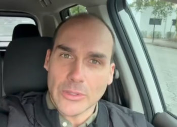 O Supremo Tribunal Federal aceitou denúncia contra Eduardo Bolsonaro por obstrução à Justiça e coação, formalizando sua condição de réu e iniciando o trâmite da ação penal.