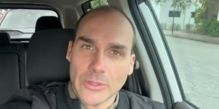 O Supremo Tribunal Federal aceitou denúncia contra Eduardo Bolsonaro por obstrução à Justiça e coação, formalizando sua condição de réu e iniciando o trâmite da ação penal.