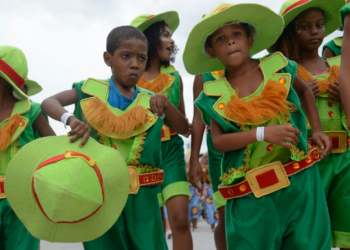 O samba mirim retorna à Marquês de Sapucaí com 12 escolas infantis desfilando nesta sexta-feira, destacando novos talentos e fortalecendo a tradição do carnaval carioca.