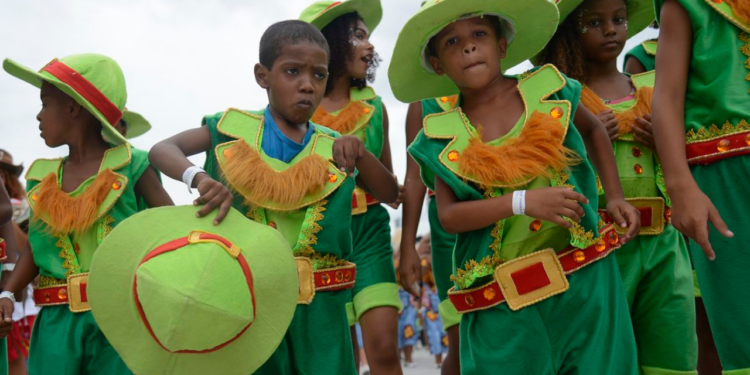 O samba mirim retorna à Marquês de Sapucaí com 12 escolas infantis desfilando nesta sexta-feira, destacando novos talentos e fortalecendo a tradição do carnaval carioca.