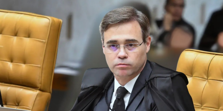 O ministro André Mendonça, do STF, decidiu que Daniel Vorcaro não é obrigado a depor na CPMI do INSS e na CAE do Senado e autorizou a retomada das investigações da PF sobre o Banco Master.