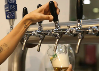 Uso abusivo de álcool é reconhecido como doença pela OMS e provoca doenças, mortes e impacto econômico bilionário no Brasil, além de afetar saúde mental e produtividade.