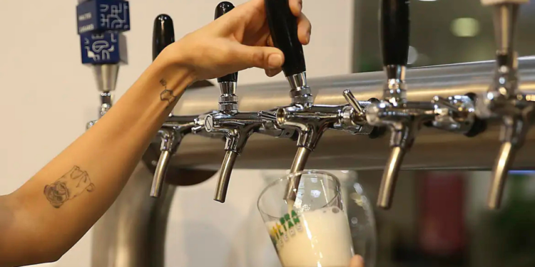 Uso abusivo de álcool é reconhecido como doença pela OMS e provoca doenças, mortes e impacto econômico bilionário no Brasil, além de afetar saúde mental e produtividade.
