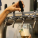 Uso abusivo de álcool é reconhecido como doença pela OMS e provoca doenças, mortes e impacto econômico bilionário no Brasil, além de afetar saúde mental e produtividade.