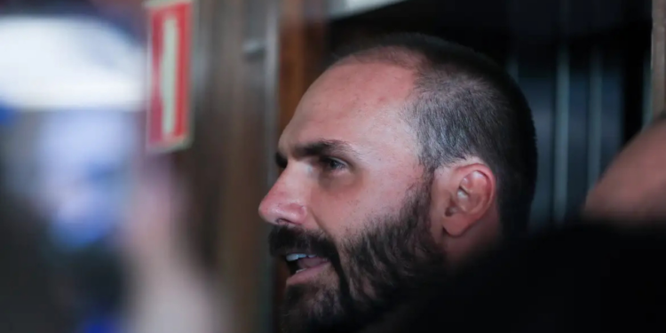 O STF transforma Eduardo Bolsonaro em réu em ação penal que investiga coação no curso do processo; ele poderá apresentar provas, arrolar testemunhas e participar da instrução do caso.