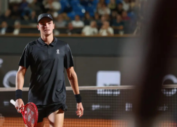 João Fonseca volta à quadra neste sábado para disputar vaga na final de duplas do Rio Open ao lado de Marcelo Melo, após queda nas simples do ATP 500.