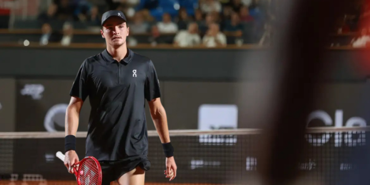 João Fonseca volta à quadra neste sábado para disputar vaga na final de duplas do Rio Open ao lado de Marcelo Melo, após queda nas simples do ATP 500.