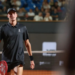 João Fonseca volta à quadra neste sábado para disputar vaga na final de duplas do Rio Open ao lado de Marcelo Melo, após queda nas simples do ATP 500.