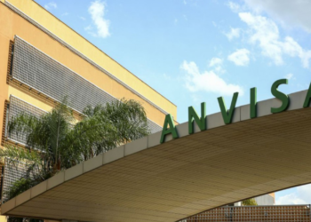 A Anvisa determinou apreensão de lotes irregulares de medicamentos para câncer, diabetes, obesidade e implantes hormonais Nesterone, alertando sobre riscos à saúde.