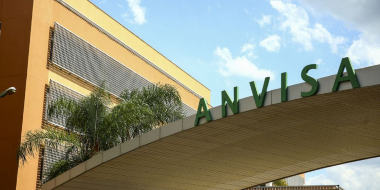 A Anvisa determinou apreensão de lotes irregulares de medicamentos para câncer, diabetes, obesidade e implantes hormonais Nesterone, alertando sobre riscos à saúde.