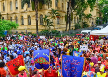 Carnaval em São Paulo tem sertanejo, funk e rock neste domingo com megablocos na região do Ibirapuera e em vários bairros da capital.