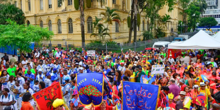 Carnaval em São Paulo tem sertanejo, funk e rock neste domingo com megablocos na região do Ibirapuera e em vários bairros da capital.