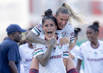 Fluminense derrota o Vitória por 1 a 0 na estreia do Brasileirão Feminino A1. Sochor marca nos acréscimos e garante vitória tricolor antes de duelo com o Corinthians.