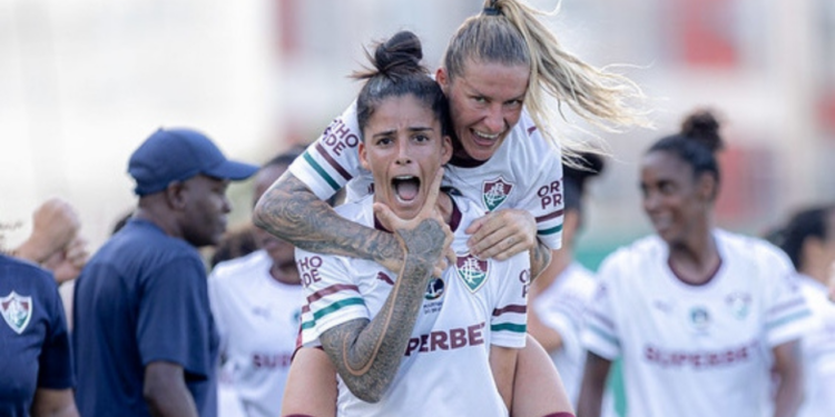 Fluminense derrota o Vitória por 1 a 0 na estreia do Brasileirão Feminino A1. Sochor marca nos acréscimos e garante vitória tricolor antes de duelo com o Corinthians.