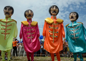 Rio de Janeiro recebe 46 blocos oficiais nesta segunda de Carnaval. Programação inclui Sargento Pimenta e eventos em todas as regiões da cidade, com expectativa de milhões de foliões.