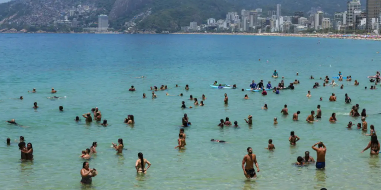 Corpo de Bombeiros do Rio realizou 453 resgates por afogamento no Carnaval. Operação reforçada nas praias já soma mais de 4,8 mil salvamentos desde janeiro.