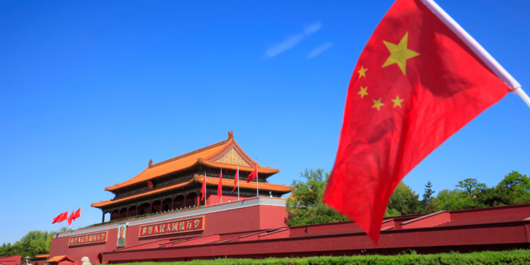 Ano Novo Chinês 2026 inicia no signo do Cavalo de Fogo, marcando período de movimento, esperança, tradições culturais e encontros familiares.