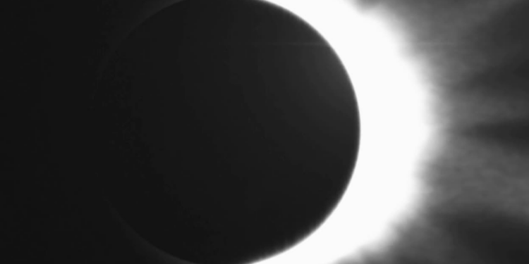 Eclipse solar anular ocorre nesta terça-feira (17) e poderá ser observado parcialmente no hemisfério sul. Confira horários, locais e cuidados para ver com segurança.