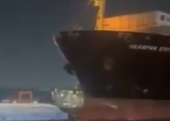 Navio cargueiro colide com balsas na travessia Santos-Guarujá e causa susto