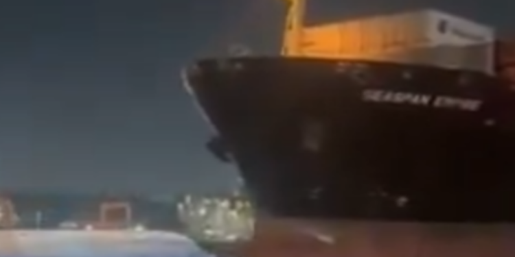 Navio cargueiro colide com balsas na travessia Santos-Guarujá e causa susto