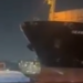 Navio cargueiro colide com balsas na travessia Santos-Guarujá e causa susto