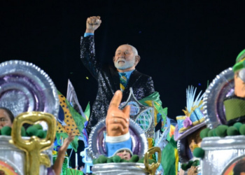 Desfile sobre Lula termina com rebaixamento da Acadêmicos de Niterói no carnaval do Rio