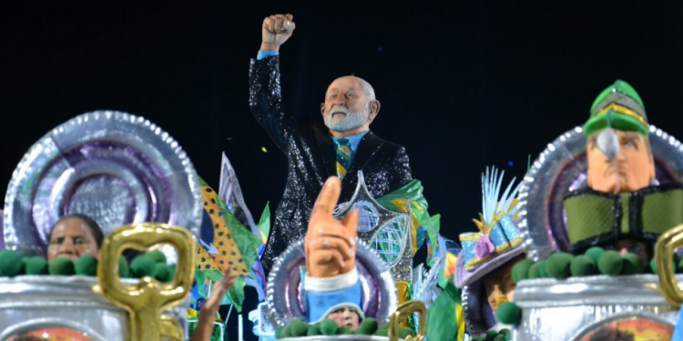 Desfile sobre Lula termina com rebaixamento da Acadêmicos de Niterói no carnaval do Rio