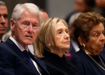 Relação de Bill Clinton com Epstein entra na mira de republicanos enquanto Congresso prepara depoimento do ex-presidente.