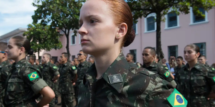 Comando Militar do Leste inicia incorporação de 159 mulheres no Rio de Janeiro no novo serviço militar feminino.