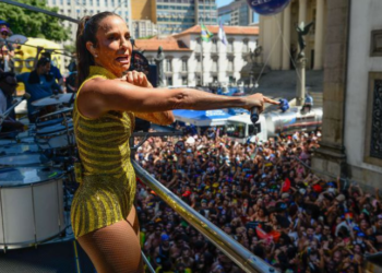 Ivete Sangalo reúne 500 mil foliões no megabloco SeráQAbre? no Rio de Janeiro. Primeira apresentação no circuito Preta Gil mistura hits e músicas do projeto “Ivete Clareou”.
