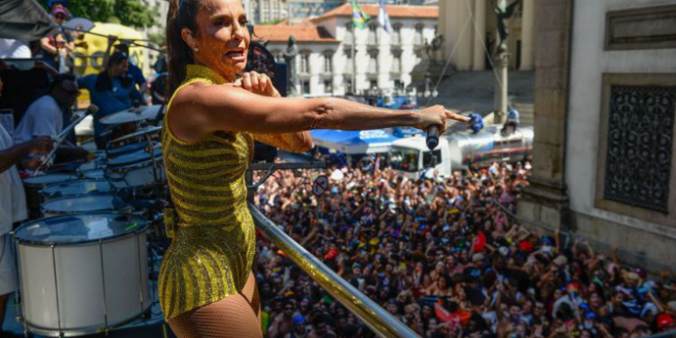Ivete Sangalo reúne 500 mil foliões no megabloco SeráQAbre? no Rio de Janeiro. Primeira apresentação no circuito Preta Gil mistura hits e músicas do projeto “Ivete Clareou”.