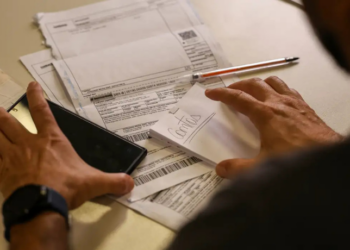O salário mínimo de 2026, R$ 1.621, entra em vigor nesta segunda-feira. O aumento influencia aposentadorias, pensões, seguro-desemprego e salário-família.