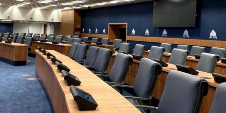 Alerj vota nesta terça (03) projetos sobre ICMS Educacional, reciclagem de garrafas para combater falsificação, pontos de apoio a entregadores de aplicativos e regulamentação de serviços assistidos por animais.