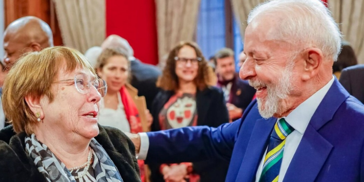 Lula manifesta apoio à candidatura de Michelle Bachelet à ONU, ressaltando sua liderança, defesa de direitos humanos e compromisso com a igualdade de gênero.