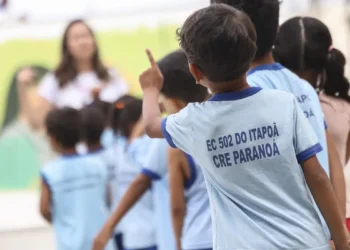 Censo Escolar 2025 mostra queda nas matrículas da educação básica, avanço na permanência dos alunos e redução do atraso escolar em todo o Brasil.