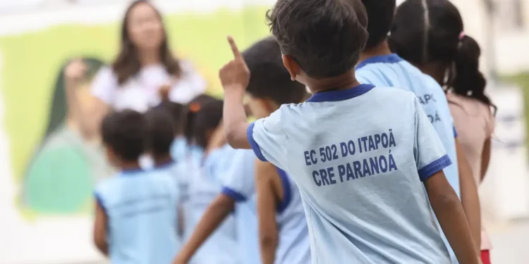 Censo Escolar 2025 mostra queda nas matrículas da educação básica, avanço na permanência dos alunos e redução do atraso escolar em todo o Brasil.