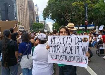 Centenas protestam em SP por justiça no caso do cão Orelha