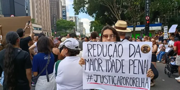 Centenas protestam em SP por justiça no caso do cão Orelha
