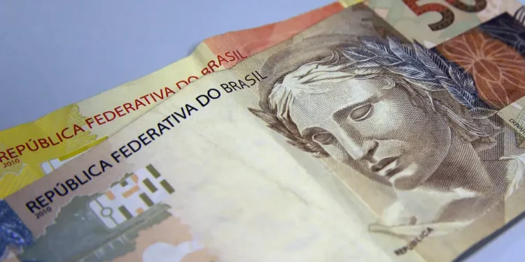 Receita Federal libera restituições da malha fina para mais de 204 mil contribuintes. Consulta pode ser feita online e pagamento ocorre via conta bancária ou Pix.