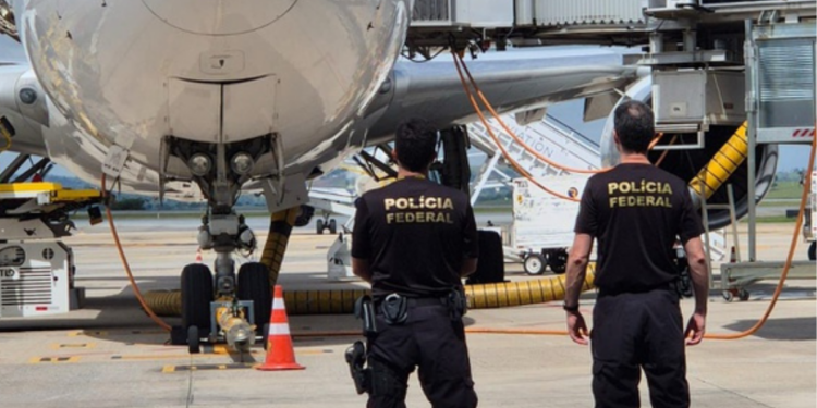 Argentino procurado por abuso sexual é extraditado pela Polícia Federal após prisão em Florianópolis com alerta da Interpol.