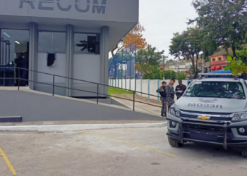 Chefe do tráfico da comunidade Roseiral é condenado por mandar executar policial militar em Belford Roxo. Crime ocorreu diante dos filhos da vítima.