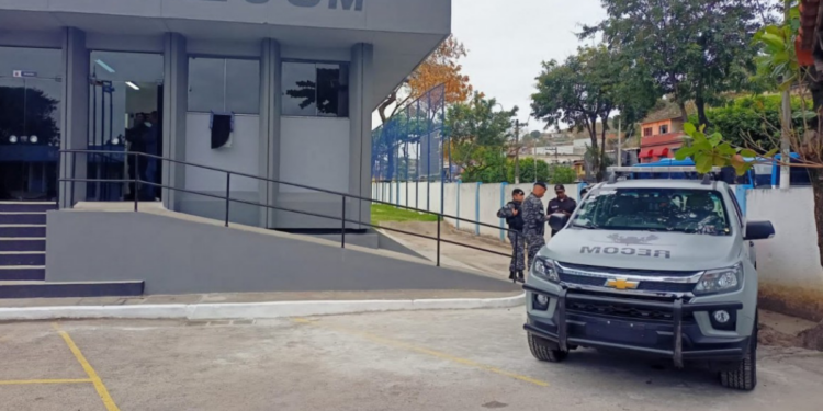 Chefe do tráfico da comunidade Roseiral é condenado por mandar executar policial militar em Belford Roxo. Crime ocorreu diante dos filhos da vítima.