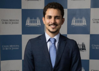 O vereador Salvino Oliveira, do PSD, teve habeas corpus concedido pelo Tribunal de Justiça do Rio após prisão em operação que investiga suposta ligação entre políticos e o tráfico de drogas.
