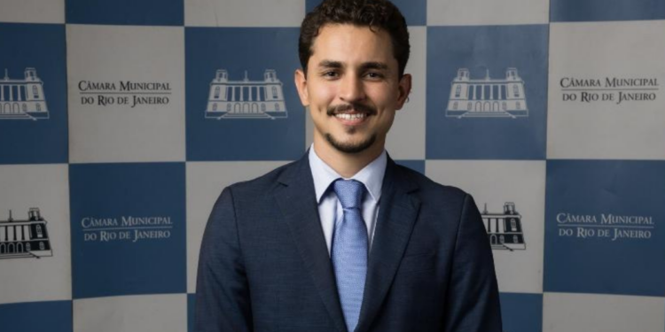 O vereador Salvino Oliveira, do PSD, teve habeas corpus concedido pelo Tribunal de Justiça do Rio após prisão em operação que investiga suposta ligação entre políticos e o tráfico de drogas.