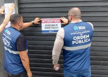 A Prefeitura do Rio interditou a Boate Quarenta Graus, em Pilares, por falta de alvará válido e ausência de licenciamento sanitário. Operação reuniu mais de 40 agentes.