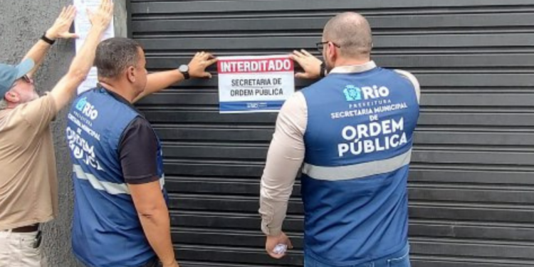A Prefeitura do Rio interditou a Boate Quarenta Graus, em Pilares, por falta de alvará válido e ausência de licenciamento sanitário. Operação reuniu mais de 40 agentes.